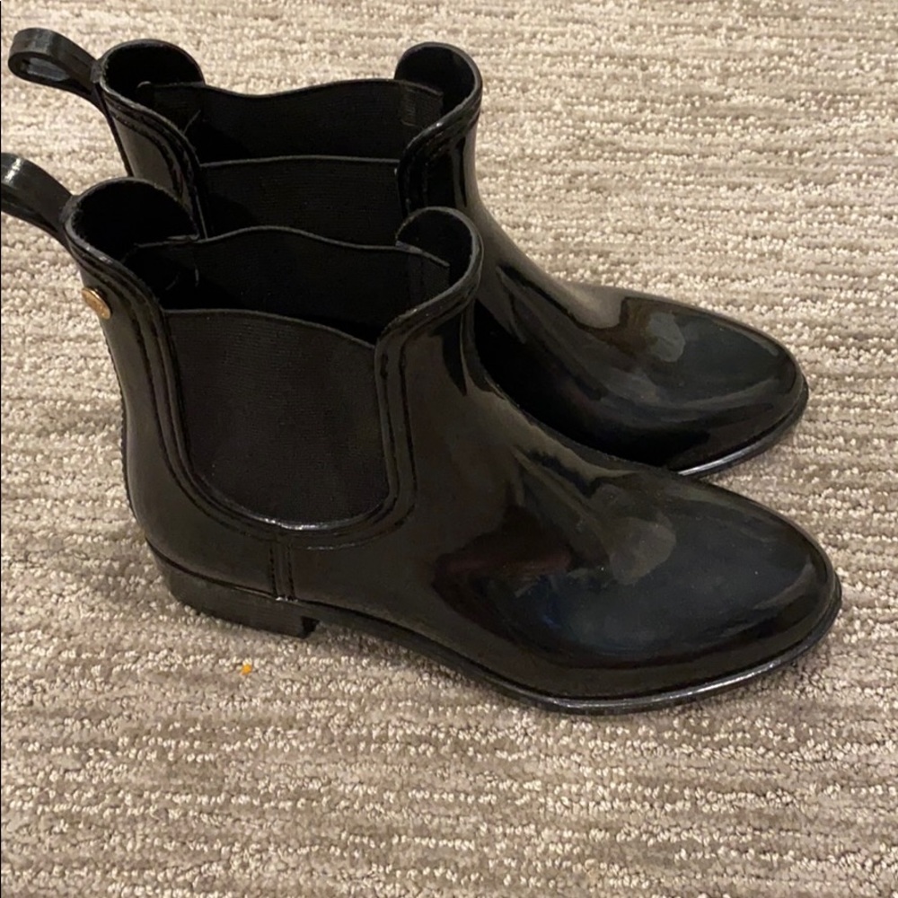 Adorable ankle rain boots black